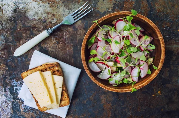 Salade met radijs, appels, Groenen en een broodje vis pate. Oude achtergrond — Stockfoto