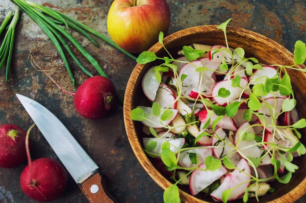 Salada com rabanetes, maçãs, verdes e um peixe sanduíche. Fundo antigo — Fotografia de Stock