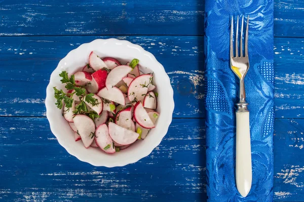 Salad dengan lobak, apel dan sayuran. Latar belakang biru — Stok Foto