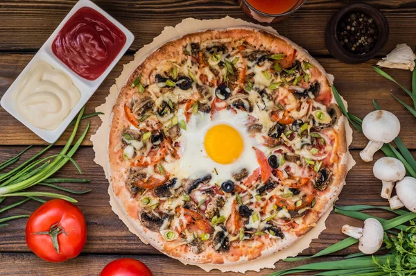 Vegetarische pizza. Oude achtergrond. Close-up — Stockfoto