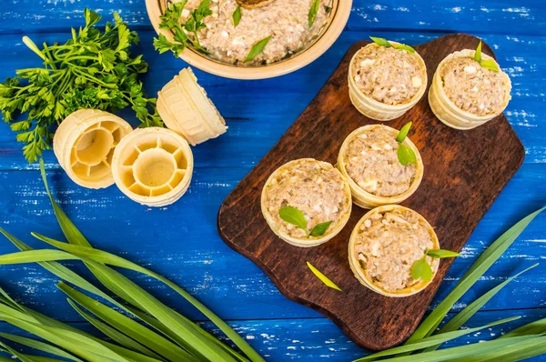 Tartlets, pate, a hal és zöld fa, kék háttérrel. Felülnézet. Közeli kép: — Stock Fotó