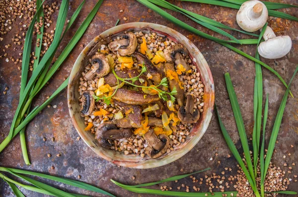 Bubur Buckwheat dengan daging dan jamur di atas meja tua. Pemandangan bagus. Close-up — Stok Foto