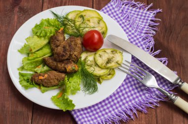 Et yemek yeşil parmaklarıyla denir. Ahşap masa. Yakın çekim