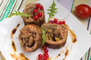 Rulo köfte mantar sos ve meyveleri ile doldurulmuş. Rustik arka plan. Üstten Görünüm. Yakın çekim