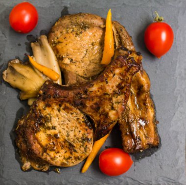 Domuz eti biftek ızgara kemik ve istiridye mantar, servis taş. Üstten Görünüm. Yakın çekim