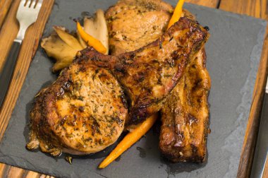 Domuz eti biftek ızgara kemik ve istiridye mantar, servis taş. Üstten Görünüm. Yakın çekim