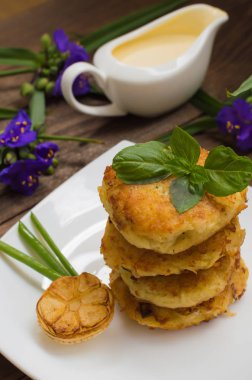 Arka plan rengi üzerinde ekşi krema soslu patatesli krep. Ahşap masa. Yakın çekim
