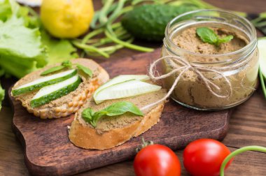 Karaciğer pate baget ile. Ahşap rustik arka plan üzerinde. Yakın çekim