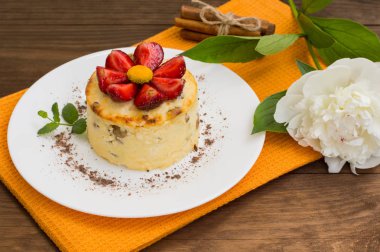 Kuru üzüm ve çilek puding lor. Ahşap rustik masa. Yakın çekim. Üstten Görünüm