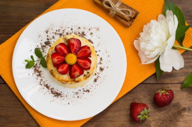 Kuru üzüm ve çilek puding lor. Ahşap rustik masa. Yakın çekim. Üstten Görünüm