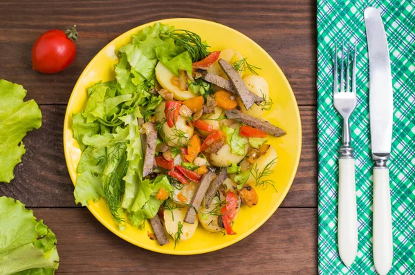 Salade van lever, wortelen, aardappelen, paprika's en sla. Houten tafel Top uitzicht. Close-up — Stockfoto