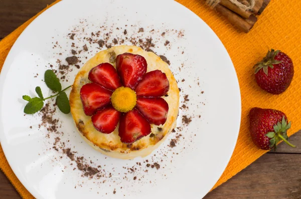 Curd pudding with raisins and strawberry. Wooden rustic table. Close-up. Top view — Stock Photo, Image