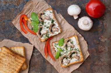 Kızarmış ekmek kızarmış ızgara mantar ile oluşan ve erimiş sandviç baharat peynir. Eski tablo. Üstten Görünüm. Yakın çekim