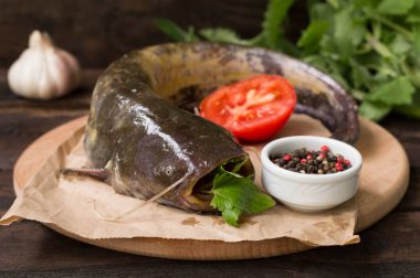 Bir kesme tahtası üzerinde taze yayın balığı. Ahşap arka plan. Yakın çekim