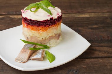 Shuba salata. Pancar, havuç, patates, soğan, ringa balığı ve mayonez pişmiş. Klasik Rus yemekleri. Restoran kaynağı. Ahşap masa. Yakın çekim. Üstten Görünüm