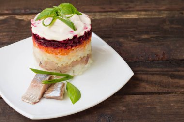 Shuba salata. Pancar, havuç, patates, soğan, ringa balığı ve mayonez pişmiş. Klasik Rus yemekleri. Restoran kaynağı. Ahşap masa. Yakın çekim. Üstten Görünüm