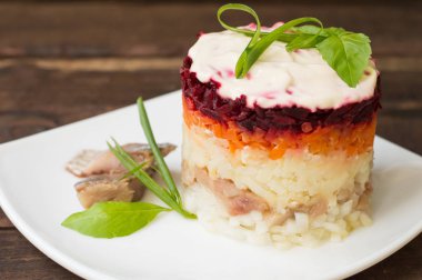 Shuba salata. Pancar, havuç, patates, soğan, ringa balığı ve mayonez pişmiş. Klasik Rus yemekleri. Restoran kaynağı. Ahşap masa. Yakın çekim. Üstten Görünüm