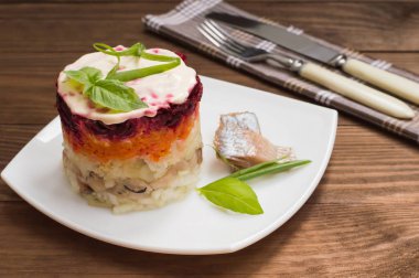 Shuba salata. Pancar, havuç, patates, soğan, ringa balığı ve mayonez pişmiş. Klasik Rus yemekleri. Restoran kaynağı. Ahşap masa. Yakın çekim. Üstten Görünüm