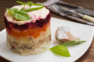 Shuba salata. Pancar, havuç, patates, soğan, ringa balığı ve mayonez pişmiş. Klasik Rus yemekleri. Restoran kaynağı. Ahşap masa. Yakın çekim. Üstten Görünüm