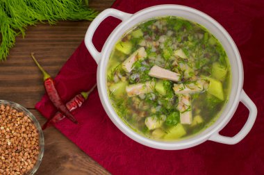 Ahşap bir masa üzerinde buğday çorbası. Üstten Görünüm