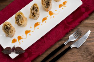 Krep mantar ve rustik ahşap bir masa üzerinde ekşi krema ile doldurulmuş. Üstten Görünüm. Yakın çekim