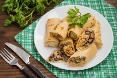 Krep mantar ve rustik ahşap bir masa üzerinde ekşi krema ile doldurulmuş. Üstten Görünüm. Yakın çekim