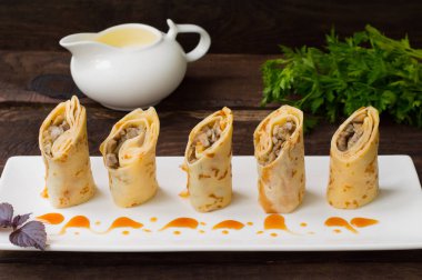 Krep mantar ve rustik ahşap bir masa üzerinde ekşi krema ile doldurulmuş. Üstten Görünüm. Yakın çekim