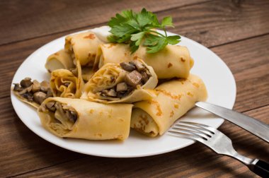 Krep mantar ve rustik ahşap bir masa üzerinde ekşi krema ile doldurulmuş. Üstten Görünüm. Yakın çekim