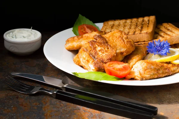 Peixe em massa com croutons grelhados. Antecedentes. Close-up — Fotografia de Stock