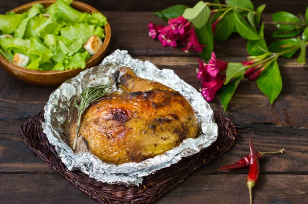 Grilovaná šunka kuřecí marinovaná v balsamico omáčkou, pikantní Italské bylinky a čerstvou citronovou. Restaurace dodávek na dřevěný stůl. Detail — Stock fotografie