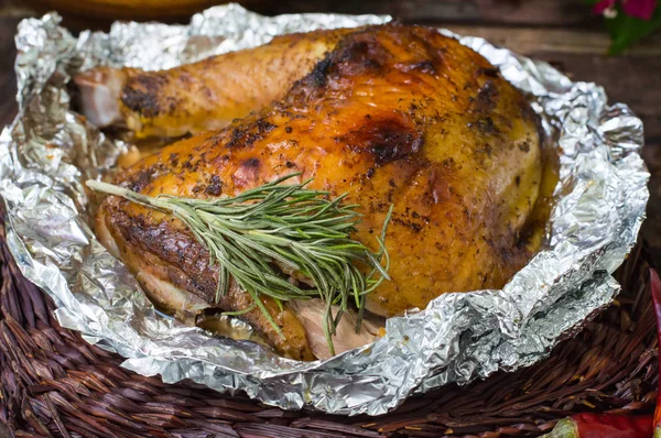 Grilled chicken ham marinated in balsamic sauce, spicy Italian herbs and fresh lemon. Restaurant supply on a wooden table. Close-up. Top view — Stock Photo, Image