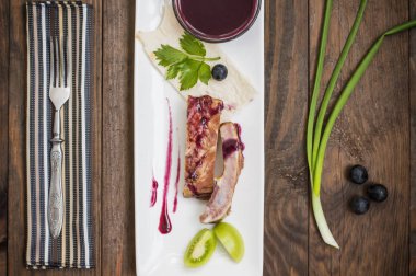 Domuz kaburga üzüm sos, sebze ve otlar ile füme. Ahşap arka plan. Üstten Görünüm. Yakın çekim