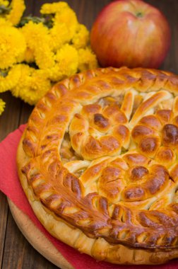 Ahşap bir masa üzerine elmalı turta. Üstten Görünüm. Yakın çekim