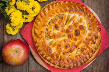 Ahşap bir masa üzerine elmalı turta. Üstten Görünüm. Yakın çekim