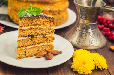 Geleneksel Macar Esterhazy kek .selective odak. çikolata ile bir adını parça :