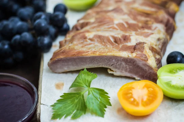 Iga babi asap dengan saus anggur, herbal dan sayuran. Latar belakang kayu. Pemandangan bagus. Close-up — Stok Foto
