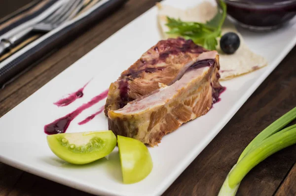 Domuz kaburga üzüm sos, sebze ve otlar ile füme. Ahşap arka plan. Üstten Görünüm. Yakın çekim