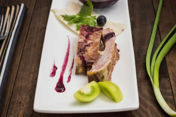 Domuz kaburga üzüm sos, sebze ve otlar ile füme. Ahşap arka plan. Üstten Görünüm. Yakın çekim