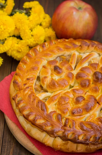 Ahşap bir masa üzerine elmalı turta. Üstten Görünüm. Yakın çekim