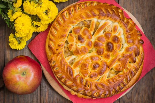 Ahşap bir masa üzerine elmalı turta. Üstten Görünüm. Yakın çekim