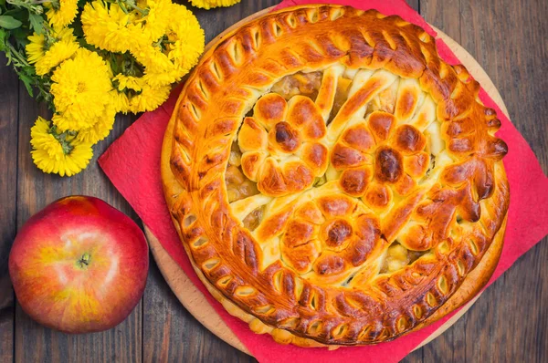 Ahşap bir masa üzerine elmalı turta. Üstten Görünüm. Yakın çekim