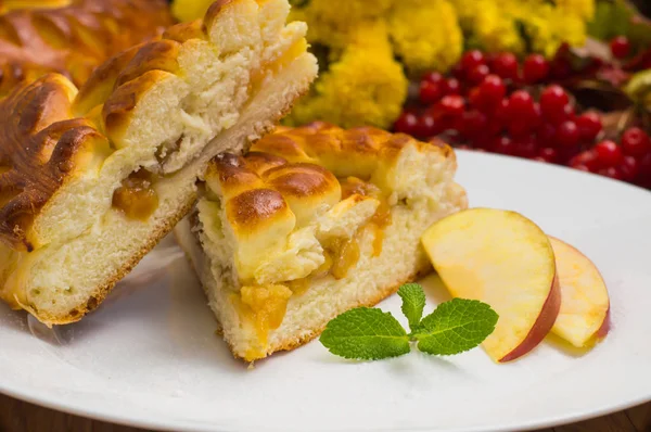 Segment van watertanden rustieke appeltaart. Bovenaanzicht. Close-up — Stockfoto