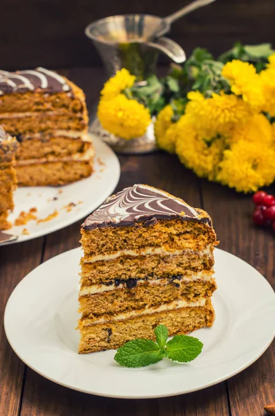 Torta tradizionale ungherese Esterhazy. Focus selettivo. con pezzo di cioccolato un nome del  : — Foto Stock