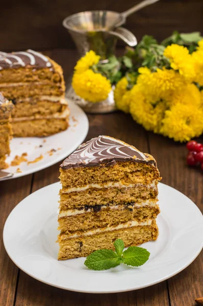 Torta tradizionale ungherese Esterhazy. Focus selettivo. con pezzo di cioccolato un nome del  : — Foto Stock