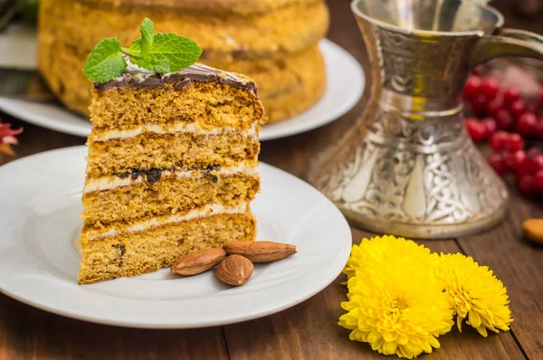 Tradisional Hungaria Esterhazy kue .selective fokus. dengan sepotong cokelat nama  : — Stok Foto