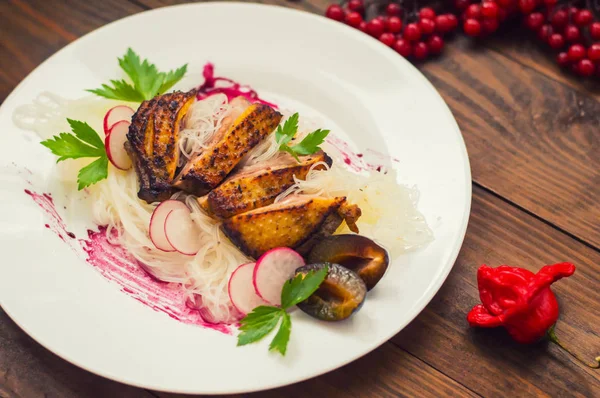 Petto d'anatra con tagliatelle cinesi, erbe aromatiche e salsa. Tavolo rustico in legno. Vista dall'alto. Primo piano — Foto Stock