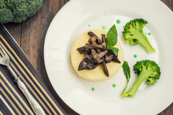 Purée de pommes de terre aux champignons et sauce brocoli bouillie. Fond en bois. Vue de dessus. Gros plan — Photo