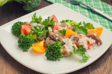 Kavrulmuş et, beyaz pirinç ve sebze. Ahşap arka plan. Üstten Görünüm. Yakın çekim