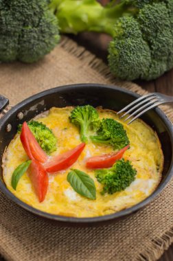 Frittata otlar, domates ve peynir ile. Üstten Görünüm. Yakın çekim