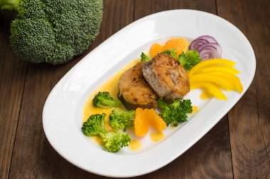 Lezzetli fileto balık kızartma tavada kavrulmuş. Mandalina sosu, biber ve Haşlanmış brokoli dilim al dente gönderildi. Ahşap arka plan. Üstten Görünüm. Yakın çekim